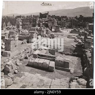 Unbekannter Fotograf, Ruinen in Baalbek (ohne dat.): Altarpode aus dem Westen. Foto, 19,5 x 20,8 cm (einschließlich Scankanten) unbekannt. Fotograf : Ruinen in Baalbek (ohne DAT.) Stockfoto