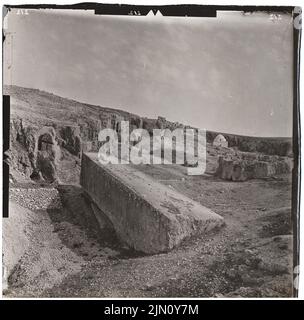 Unbekannter Fotograf, Ruinen in Baalbek (ohne Datum): Ansicht. Foto, 20,3 x 20,5 cm (einschließlich Scankanten) unbekannt. Fotograf : Ruinen in Baalbek (ohne DAT.) Stockfoto