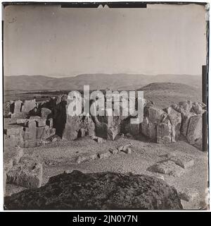 Unbekannter Fotograf, Ruinen in Baalbek (ohne Datum): Ansicht. Foto, 20,3 x 20,3 cm (einschließlich Scankanten) unbekannt. Fotograf : Ruinen in Baalbek (ohne DAT.) Stockfoto