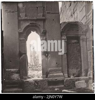 Unbekannter Fotograf, Ruinen in Baalbek (ohne Datum): Fenster-/Türöffnung. Foto, 20,3 x 20,6 cm (einschließlich Scankanten) unbekannt. Fotograf : Ruinen in Baalbek (ohne DAT.) Stockfoto