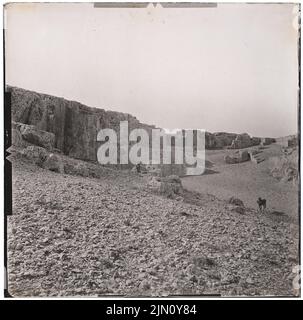 Unbekannter Fotograf, Ruinen in Baalbek (ohne Datum): Ansicht. Foto, 20 x 20,2 cm (einschließlich Scankanten) unbekannt. Fotograf : Ruinen in Baalbek (ohne DAT.) Stockfoto