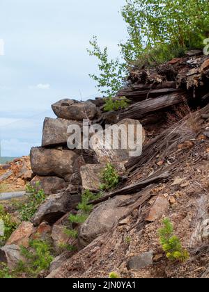 Zerstörte alte Holzstruktur in post apokalyptischen Landschaft Falu Kupfermine Weltkulturerbe Schweden Stockfoto
