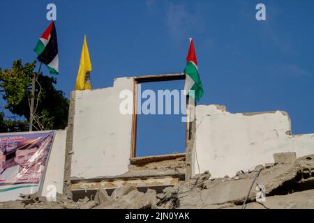 Jenin, Palästina. 02. August 2022. Ansicht des Hauses des Palästinensers Subhi Sbeihat nach dem Abriss durch die israelische Armee im Dorf Rumaneh bei Jenin im besetzten Westjordanland. Die israelischen Streitkräfte zerstörten die Häuser der in israelischen Gefängnissen inhaftierten Palästinenser, Sobhi Sbeihat, 29, und Hassan Al-Rifai, 19, Die verdächtigt wurden, drei Israelis in der israelischen Stadt Erad getötet zu haben. (Foto von Nasser Ishtayeh/SOPA Images/Sipa USA) Quelle: SIPA USA/Alamy Live News Stockfoto