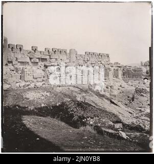 Unbekannter Fotograf, Ruinen in Baalbek (ohne Datum): Blick auf eine Mauer. Foto, 20,1 x 20,2 cm (einschließlich Scankanten) unbekannt. Fotograf : Ruinen in Baalbek (ohne DAT.) Stockfoto