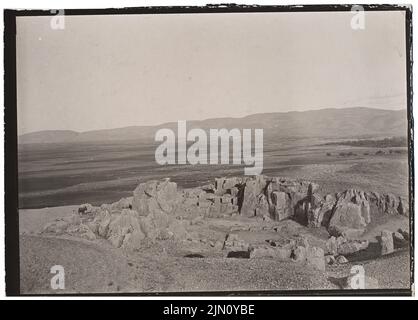 Unbekannter Fotograf, Ruinen in Baalbek (ohne Datum): Panoramabild, Teil a.. Foto, 13,3 x 18,5 cm (einschließlich Scankanten) unbekannt. Fotograf : Ruinen in Baalbek (ohne DAT.) Stockfoto