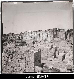 Unbekannter Fotograf, Ruinen in Baalbek (ohne Datum): Blick auf die Ruinenstadt. Foto, 20,4 x 20,3 cm (einschließlich Scankanten) unbekannt. Fotograf : Ruinen in Baalbek (ohne DAT.) Stockfoto