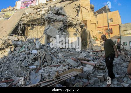 Jenin, Palästina. 02. August 2022. Ein Palästinenser inspiziert das Haus von Subhi Sbeihat, nachdem die israelische Armee im Dorf Rumaneh in der Nähe von Jenin im besetzten Westjordanland den Abriss durchgeführt hatte. Die israelischen Streitkräfte zerstörten die Häuser der in israelischen Gefängnissen inhaftierten Palästinenser, Sobhi Sbeihat, 29, und Hassan Al-Rifai, 19, Die verdächtigt wurden, drei Israelis in der israelischen Stadt Erad getötet zu haben. (Foto von Nasser Ishtayeh/SOPA Images/Sipa USA) Quelle: SIPA USA/Alamy Live News Stockfoto