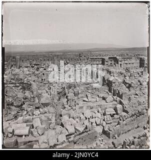 Unbekannter Fotograf, Ruinen in Baalbek (ohne Datum): Blick auf die Ruinenstadt. Foto, 20,1 x 20,3 cm (einschließlich Scankanten) unbekannt. Fotograf : Ruinen in Baalbek (ohne DAT.) Stockfoto