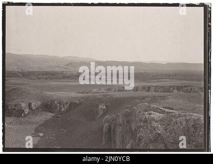 Unbekannter Fotograf, Ruinen in Baalbek (ohne Datum): Panoramabild, Teil c. Foto, 13,3 x 18,5 cm (einschließlich Scankanten) unbekannt. Fotograf : Ruinen in Baalbek (ohne DAT.) Stockfoto