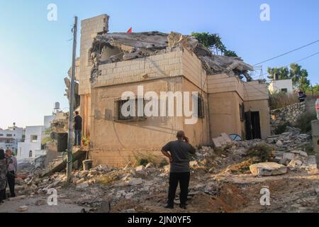 Jenin, Palästina. 02. August 2022. Palästinenser inspizieren das Haus von Subhi Sbeihat nach dem Abriss durch die israelische Armee im Dorf Rumaneh in der Nähe von Jenin im besetzten Westjordanland. Die israelischen Streitkräfte zerstörten die Häuser der in israelischen Gefängnissen inhaftierten Palästinenser, Sobhi Sbeihat, 29, und Hassan Al-Rifai, 19, Die verdächtigt wurden, drei Israelis in der israelischen Stadt Erad getötet zu haben. (Foto von Nasser Ishtayeh/SOPA Images/Sipa USA) Quelle: SIPA USA/Alamy Live News Stockfoto