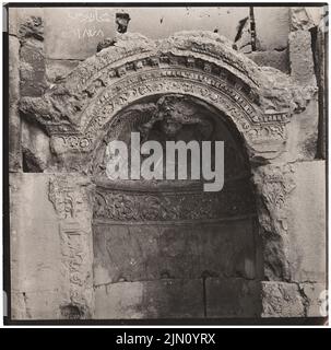 Unbekannter Fotograf, Figurennische in Baalbek (ohne dat.): Blick in die obere Hälfte. Foto, 19,9 x 20,1 cm (einschließlich Scankanten) unbekannt. Fotograf : Figurennische in Baalbek (ohne DAT.) Stockfoto