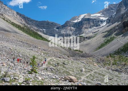 Kootenay National Park, British Columbia, Kanada – 07. August 2022: Eine Wanderschar auf einem Wanderweg im Geröll unterhalb des Stanley Glacier Stockfoto