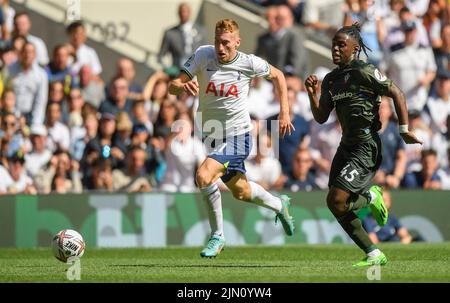 06 Aug 2022 - Tottenham Hotspur gegen Southampton - Premier League - Tottenham Hotspur Stadium Dejan Kulusevski von Tottenham stellt sich gegen Southampton's Romeo Lavia Bildnachweis: © Mark Pain / Alamy Live News Stockfoto