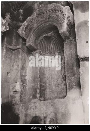 Unbekannter Fotograf, Figurennische in Baalbek (ohne dat.): Ansicht. Foto, 17,3 x 12,5 cm (einschließlich Scankanten) unbekannt. Fotograf : Figurennische in Baalbek (ohne DAT.) Stockfoto