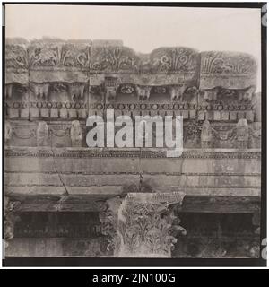 Unbekannter Fotograf, bacchus-Tempel in Baalbek (ohne dat.): Detail des Balkens. Foto, 19,9 x 20 cm (einschließlich Scankanten) unbekannt. Fotograf : Bacchustempel in Baalbek (ohne DAT.) Stockfoto