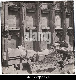 Unbekannter Fotograf, bacchus-Tempel in Baalbek (ohne Datum): Innenraum. Foto, 20,3 x 20,6 cm (einschließlich Scankanten) unbekannt. Fotograf : Bacchustempel in Baalbek (ohne DAT.) Stockfoto