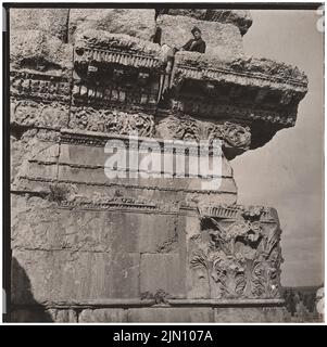 Unbekannter Fotograf, bacchus-Tempel in Baalbek (ohne dat.): Balken. Foto, 19,9 x 20 cm (einschließlich Scankanten) unbekannt. Fotograf : Bacchustempel in Baalbek (ohne DAT.) Stockfoto