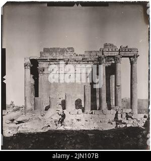 Unbekannter Fotograf, bacchus-Tempel in Baalbek (ohne dat.): Ansicht. Foto, 20,2 x 20,2 cm (einschließlich Scankanten) unbekannt. Fotograf : Bacchustempel in Baalbek (ohne DAT.) Stockfoto