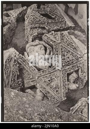 Unbekannter Fotograf, bacchus-Tempel in Baalbek (ohne Datum): Deckenfragment. Foto, 18 x 13,1 cm (einschließlich Scankanten) unbekannt. Fotograf : Bacchustempel in Baalbek (ohne DAT.) Stockfoto