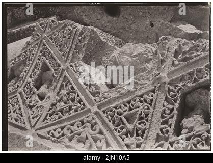 Unbekannter Fotograf, bacchus-Tempel in Baalbek (ohne Datum): Deckenfragment. Foto, 13 x 18,1 cm (einschließlich Scankanten) unbekannt. Fotograf : Bacchustempel in Baalbek (ohne DAT.) Stockfoto