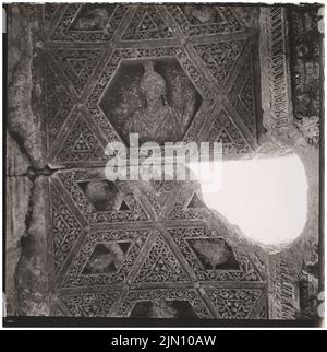 Unbekannter Fotograf, Decke des Peristyls in Baalbek (ohne Dat.): Detail. Foto, 20,2 x 20,1 cm (einschließlich Scankanten) unbekannt. Fotograf : Decke des Peristyls in Baalbek (ohne DAT.) Stockfoto