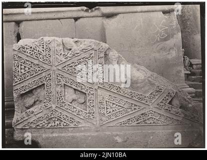 Unbekannter Fotograf, Fragmente der Decke des Peristyls in Baalbek (ohne Dat.): Detail. Foto, 13 x 17,9 cm (einschließlich Scankanten) unbekannt. Fotograf : Fragmente der Decke des Peristyls in Baalbek (ohne DAT.) Stockfoto