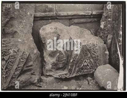 Unbekannter Fotograf, Fragmente der Decke des Peristyls in Baalbek (ohne Dat.): Detail. Foto, 13,2 x 18,2 cm (einschließlich Scankanten) unbekannt. Fotograf : Fragmente der Decke des Peristyls in Baalbek (ohne DAT.) Stockfoto
