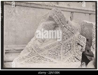 Unbekannter Fotograf, Fragmente der Decke des Peristyls in Baalbek (ohne Dat.): Detail. Foto, 13,1 x 18,2 cm (einschließlich Scankanten) unbekannt. Fotograf : Fragmente der Decke des Peristyls in Baalbek (ohne DAT.) Stockfoto