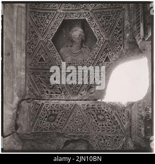 Unbekannter Fotograf, Decke des Peristyls in Baalbek (ohne Dat.): Detail. Foto, 19,9 x 20,1 cm (einschließlich Scankanten) unbekannt. Fotograf : Decke des Peristyls in Baalbek (ohne DAT.) Stockfoto