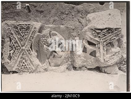 Unbekannter Fotograf, Fragmente der Decke des Peristyls in Baalbek (ohne Dat.): Detail. Foto, 12,8 x 18,1 cm (einschließlich Scankanten) unbekannt. Fotograf : Fragmente der Decke des Peristyls in Baalbek (ohne DAT.) Stockfoto