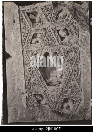 Unbekannter Fotograf, Fragmente der Decke des Peristyls in Baalbek (ohne Dat.): Detail. Foto, 18,1 x 13,4 cm (einschließlich Scankanten) unbekannt. Fotograf : Fragmente der Decke des Peristyls in Baalbek (ohne DAT.) Stockfoto