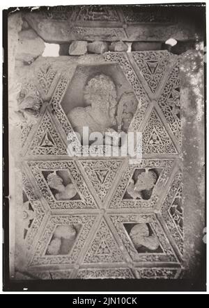 Unbekannter Fotograf, Decke des Peristyls in Baalbek (ohne Dat.): Detail. Foto, 18,4 x 13,1 cm (einschließlich Scankanten) unbekannt. Fotograf : Decke des Peristyls in Baalbek (ohne DAT.) Stockfoto