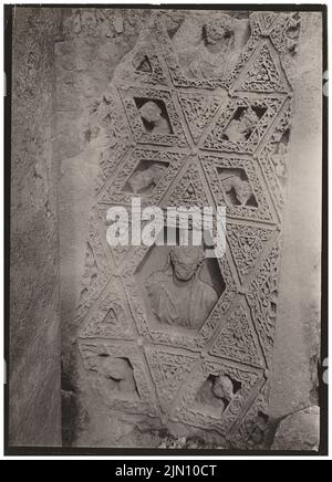 Unbekannter Fotograf, Fragmente der Decke des Peristyls in Baalbek (ohne Dat.): Detail. Foto, 18,1 x 13,1 cm (einschließlich Scankanten) unbekannt. Fotograf : Fragmente der Decke des Peristyls in Baalbek (ohne DAT.) Stockfoto
