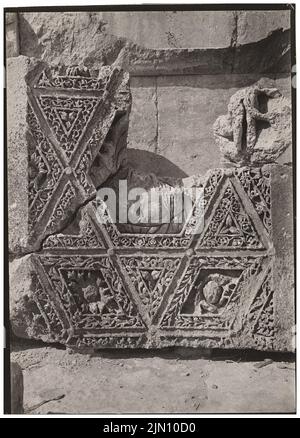 Unbekannter Fotograf, Fragmente der Decke des Peristyls in Baalbek (ohne Dat.): Detail. Foto, 18 x 12,9 cm (einschließlich Scankanten) unbekannt. Fotograf : Fragmente der Decke des Peristyls in Baalbek (ohne DAT.) Stockfoto