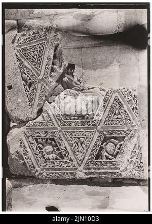Unbekannter Fotograf, Fragmente der Decke des Peristyl in Baalbek (ohne dat.): Detail mit lokal. Foto, 18,3 x 13,1 cm (einschließlich Scankanten) unbekannt. Fotograf : Fragmente der Decke des Peristyls in Baalbek (ohne DAT.) Stockfoto