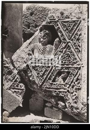 Unbekannter Fotograf, Fragmente der Decke des Peristyls in Baalbek (ohne Dat.): Detail. Foto, 18,1 x 13,1 cm (einschließlich Scankanten) unbekannt. Fotograf : Fragmente der Decke des Peristyls in Baalbek (ohne DAT.) Stockfoto