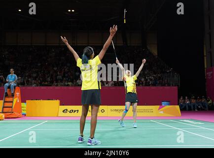 Muralitharan Thinaah und Koong Le Pearly Tan aus Malaysia feiern, nachdem sie am 11. Tag der Commonwealth Games 2022 in Birmingham beim Damendoppel im NEC Gold gewonnen haben. Bilddatum: Montag, 8. August 2022. Stockfoto