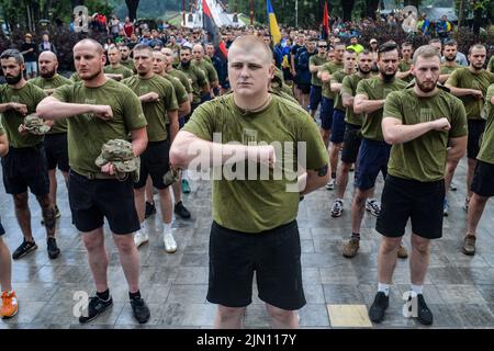 Nicht exklusiv: KIEW, UKRAINE - 05. AUGUST 2022 - die Teilnehmer der Veranstaltung "Ich Laufe für Asowstal" haben sich Fäuste ins Herz gelegt, um der Tötung der Kriegsgefangenen zu gedenken Stockfoto