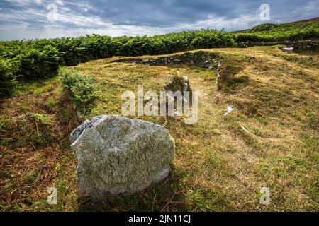 Die Überreste eines Hüttenkreises aus der Eisenzeit in der Nähe des Holyhead Mountain auf Holy Island, Anglesey, Nordwales Stockfoto