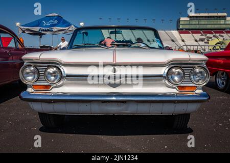 Libanon, TN - 13. Mai 2022: Low-Perspective-Frontansicht eines 1964 Chevrolet Corvair Monza Cabriolets auf einer lokalen Automesse. Stockfoto