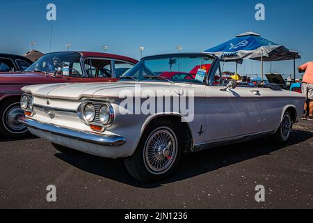 Libanon, TN - 13. Mai 2022: Vorderansicht eines Chevrolet Corvair Monza Cabriolets aus dem Jahr 1964 mit niedriger Perspektive auf einer lokalen Automesse. Stockfoto