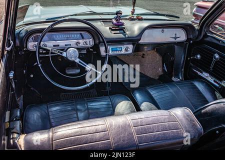 Libanon, TN - 13. Mai 2022: Hochperspektivische Innenansicht eines 1964 Chevrolet Corvair Monza Cabriolets auf einer lokalen Automesse. Stockfoto