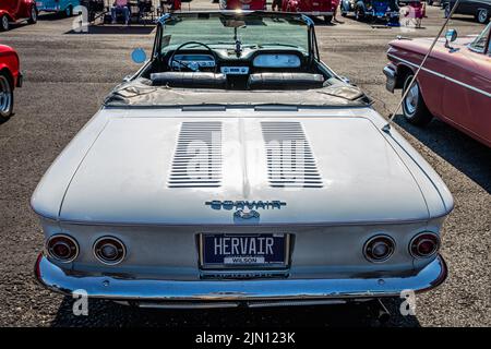 Libanon, TN - 13. Mai 2022: Hochperspektivische Rückansicht eines 1964 Chevrolet Corvair Monza Cabriolets auf einer lokalen Automesse. Stockfoto