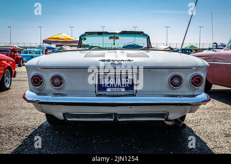 Libanon, TN - 13. Mai 2022: Rückansicht eines Chevrolet Corvair Monza Cabriolets aus dem Jahr 1964 auf einer lokalen Automesse. Stockfoto