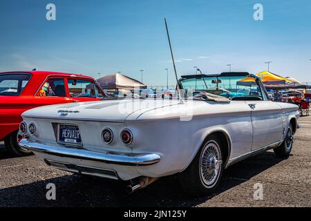 Libanon, TN - 13. Mai 2022: Rückansicht eines 1964 Chevrolet Corvair Monza Cabriolets mit niedriger Perspektive auf einer lokalen Automobilmesse. Stockfoto