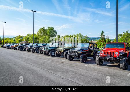 Pigeon Forge, TN - 25. August 2017: Modifizierte Off Road Jeep Wranglers parkten in einer Reihe bei einer lokalen Enthusiasten-Rallye. Stockfoto