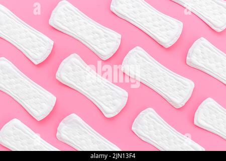 Hygienekonzept für Frauen. Weiße Slipeinlagen, Draufsicht Stockfoto