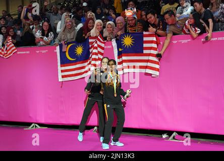 Die Malaysier Koong Le Pearly Tan und Muralitharan Thinaah feiern, nachdem sie am 11. Tag der Commonwealth Games 2022 in Birmingham beim Damendoppel im NEC Gold gewonnen haben. Bilddatum: Montag, 8. August 2022. Stockfoto