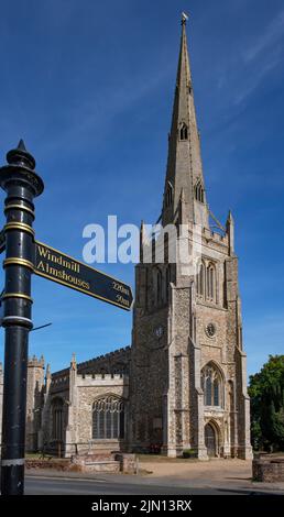 Thaxted Church Essex England August 2022 Hier an der Kreuzung Bull Ring. Die Kirche des heiligen Johannes des Täufers mit unserer Lieben Frau und St. Laurence ist Stockfoto