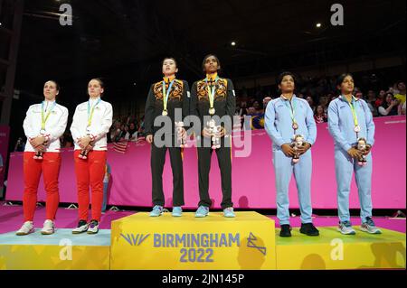 Die Engländerin Chloe Birch und Lauren Smith, die Malaysier Koong Le Pearly Tan und Muralitharan Thinaah, Gold, und die Inderin Treesa Jolly und Gayatri Gopichand Pullela, Bronze, nach dem Badminton des Frauen-Doubles beim NEC am 11. Tag der Commonwealth Games 2022 in Birmingham. Bilddatum: Montag, 8. August 2022. Stockfoto